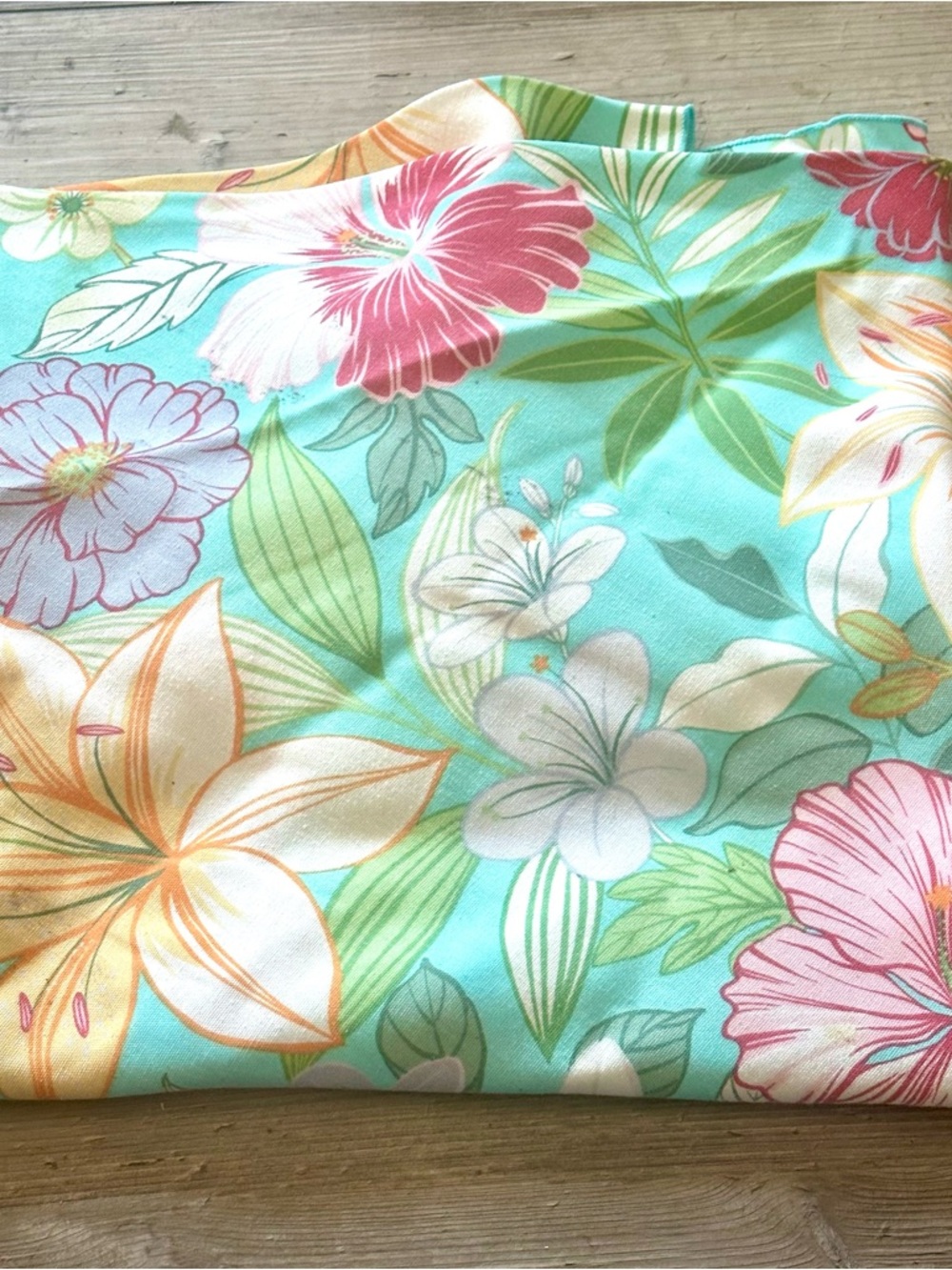 Tablecloth Vibrant Multi Color Summer Floral Pattern 72 Inches Round NWOT